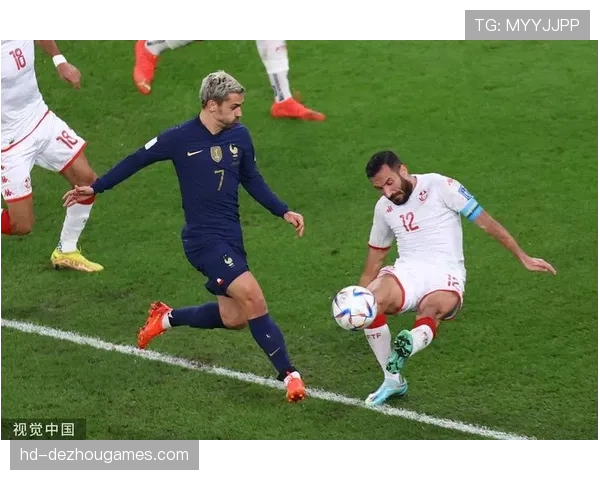 前法国国脚埃弗拉在节目中示范，如何利用身体卡位防守肋部